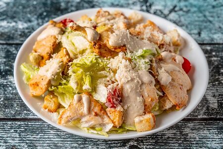 Салат Цезарь с курицей