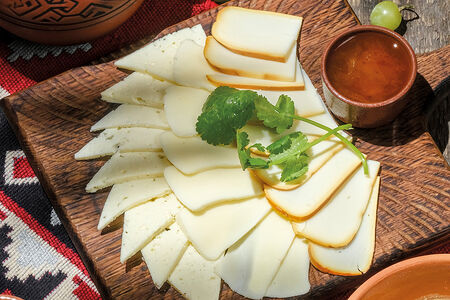 Тарелка любимых кавказских сыров