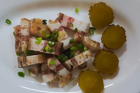 Сало с солёным огурцом