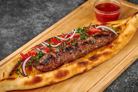 Люля из баранины в пиде из печи с брынзой и свежими овощами