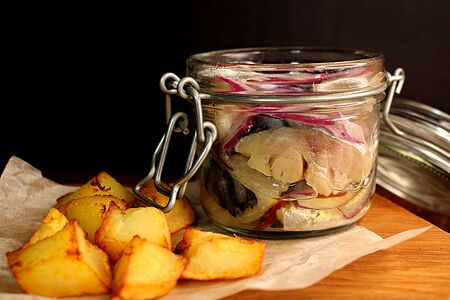 Скумбрия пряного посола с картофелем и луком