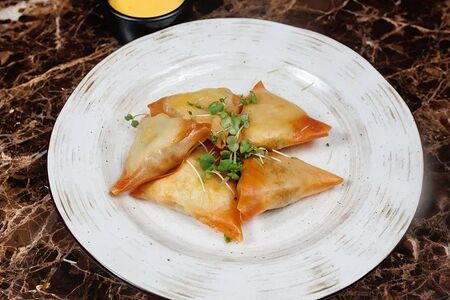 Спринг с курицей и соусом цитрус-манго