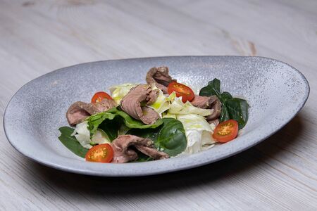 Салат с ростбифом и жареным сыром