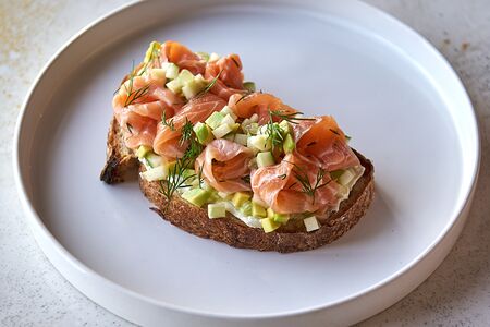 Брускетта с семгой