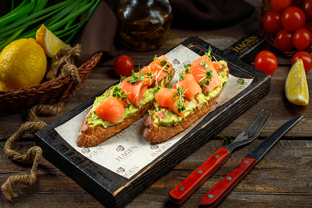 Брускетта с лососем и авокадо