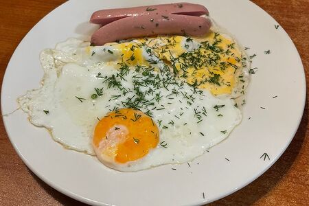 Яичница с сосиской