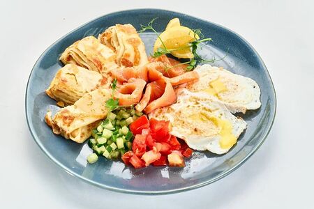 Завтрак с малосольной семгой