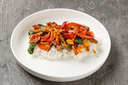 Говядина с овощами и рисом в пряном соусе