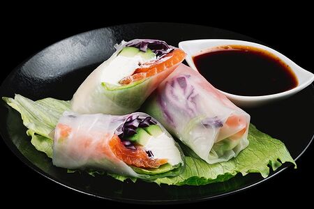 Спринг-ролл с лососем