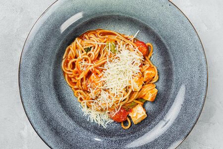 Спагетти с красным соусом