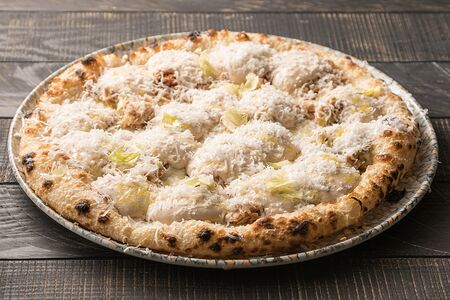 Пицца с тунцом, красным луком и копченым тоннато