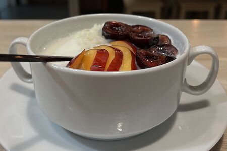 Рисовая каша на молоке с фруктами