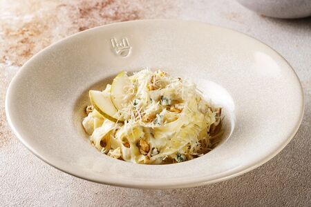 Феттуччине с медовой грушей и горгонзолой