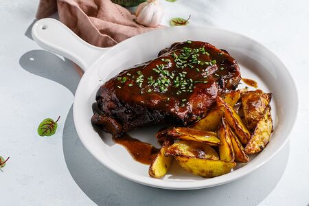 Лопатка ягненка с картофелем айдахо