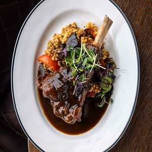 Томленая голень ягненка с булгуром из овощами