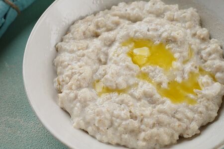 Каша геркулесовая молочная с медом, орехами и изюмом