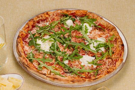 Пицца со страчателлой и руколой