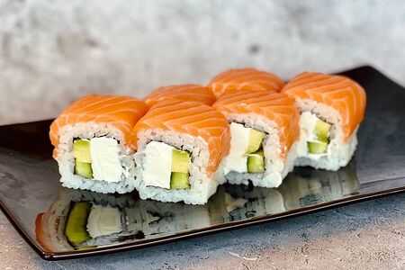 Ролл Филадельфия с огурцом и авокадо