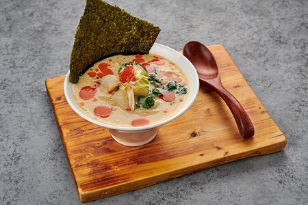 Сливочный рамен с обжаренными гребешками и шпинатом