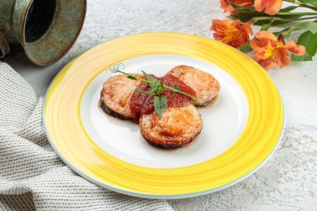 Баклажаны, запеченные с томатами и домашним сыром