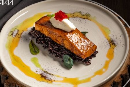 Лосось терияки на подушке из черного риса