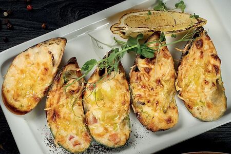 Мидии запеченные в сливочно-сырном соусе