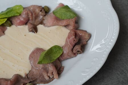 Ростбиф с соусом тоннато