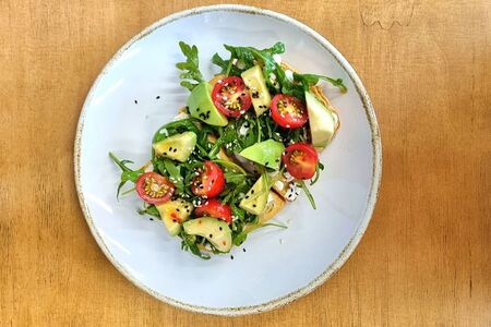 Брускетта с авокадо, черри и рукколой