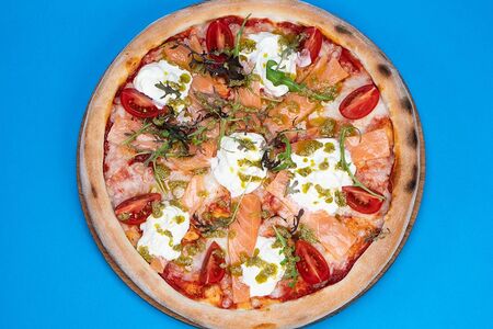 Пицца семгой и страчетелой