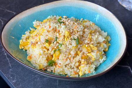 Жареный рис с яйцом и овощами