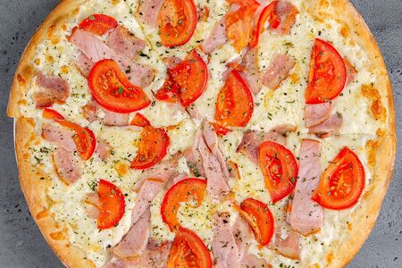 Пицца С беконом и помидорами