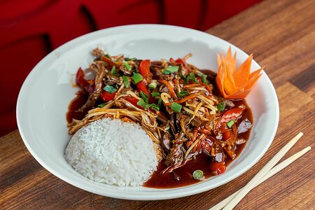 Говядина в остром соусе с паровым рисом