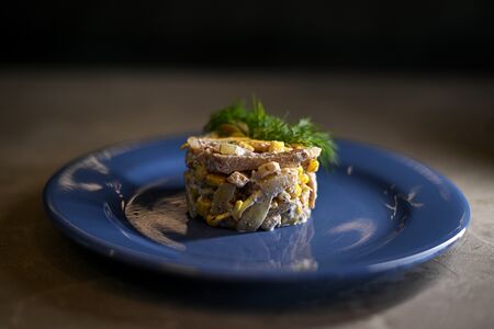 Мясной салат с орехами