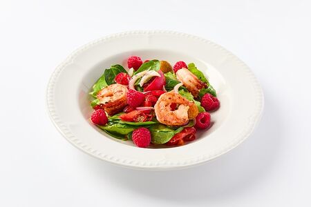 Салат с креветками и свежей малиной