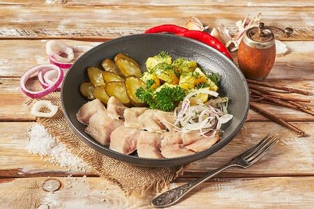 Сельдь с отварным картофелем и маринованными огурчиками