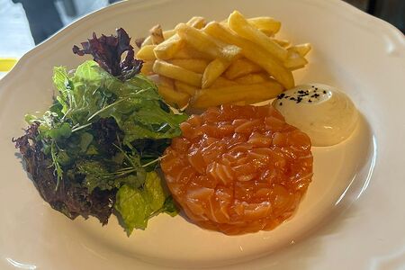 Тартар из лосося с картофелем фри и соусом из анчоусов