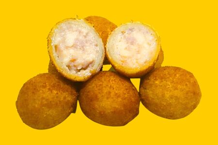 Картофельные шарики с ветчиной и сыром