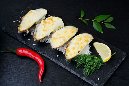 Запечённые мидии под спайси-соусом