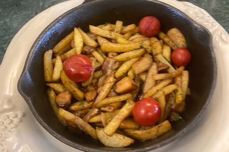 Картофель, жаренный с белыми грибами