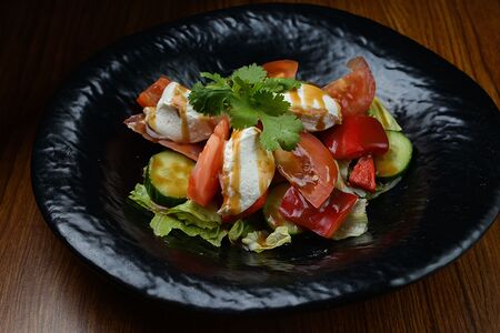 Салат овощной с молодым сыром