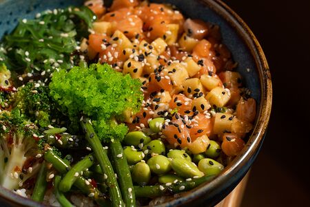 Поке с лососем на рисе