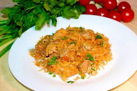 Капуста, тушенная со свининой