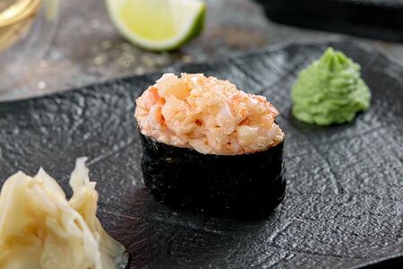 Острые суши с гребешком