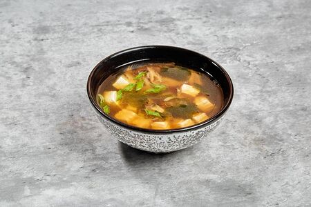 Мисо-суп с лососем и шиитаке