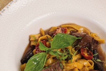 Паста с телячьей щечкой и грибами