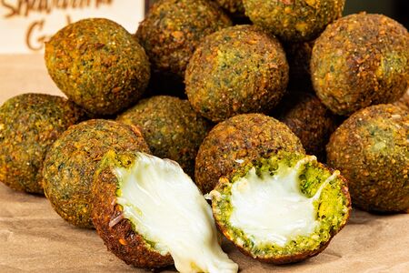 Стаканчик с сырным фалафелем