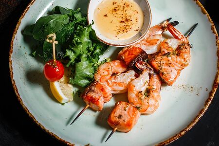 Шашлык из лосося и креветок