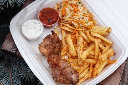 Свинина с картофелем фри и капустным салатом