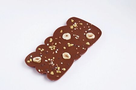 Шоколадная плитка Love из молочного шоколада с фундуком