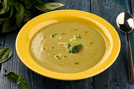 Зеленый суп-пюре с брокколи,  шпинатом и базиликом